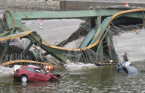 https://commons.wikimedia.org/wiki/File:FEMA_-_31388_-_Bridge_collapse_in_Minnesota.jpg