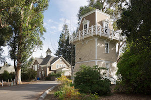 https://upload.wikimedia.org/wikipedia/commons/0/09/Holbrook-Palmer_Park_Atherton_California.jpg