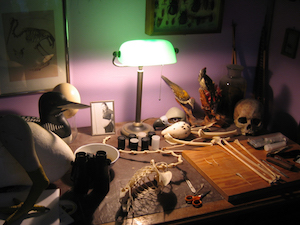 https://commons.wikimedia.org/wiki/File:Desk_of_death.jpg By Tup Wanders Source: https://www.flickr.com/photos/tupwanders/89790362/ {{cc-by-sa-2.0}}